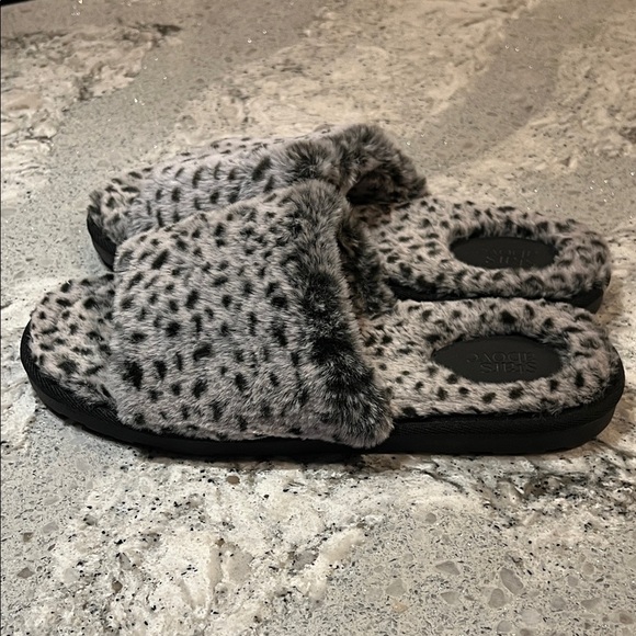 NWOB Stars Above Gray and Black Faux Fur Slippers - Picture 4 of 6
